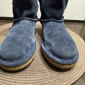 UGG Navy Perforated Un lined Suede Boots Women SZ- 6 Box16